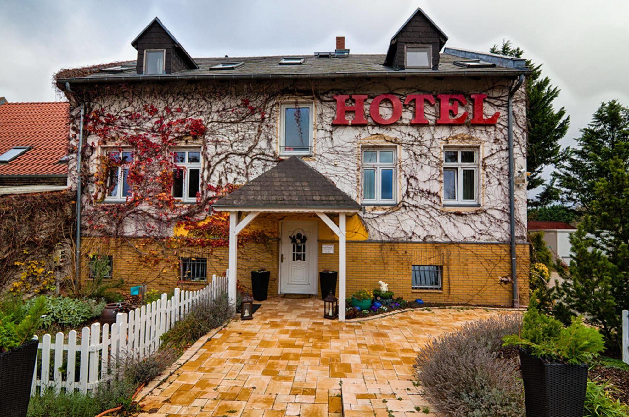 Hotel Dallgow Exterior photo