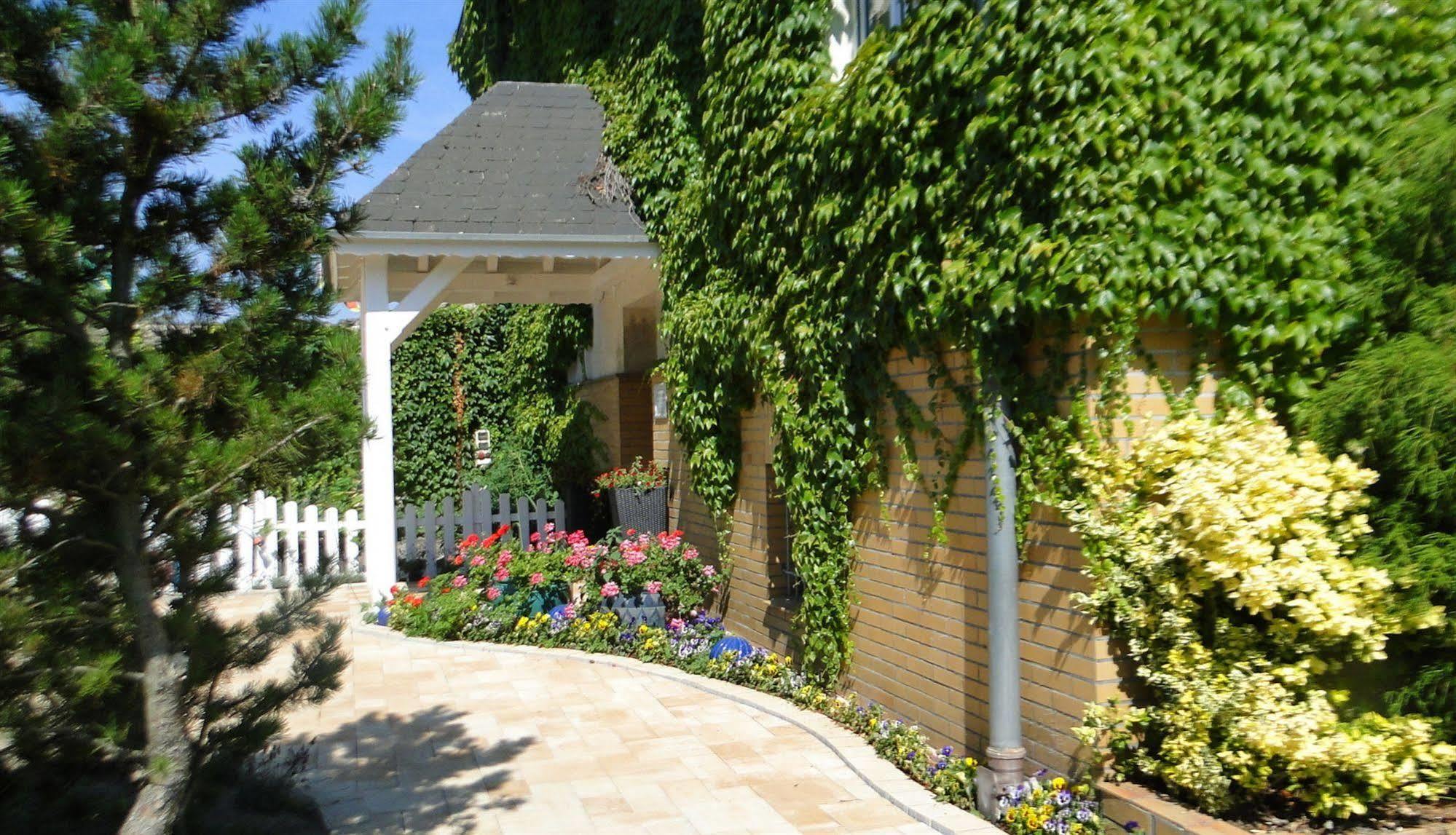 Hotel Dallgow Exterior photo