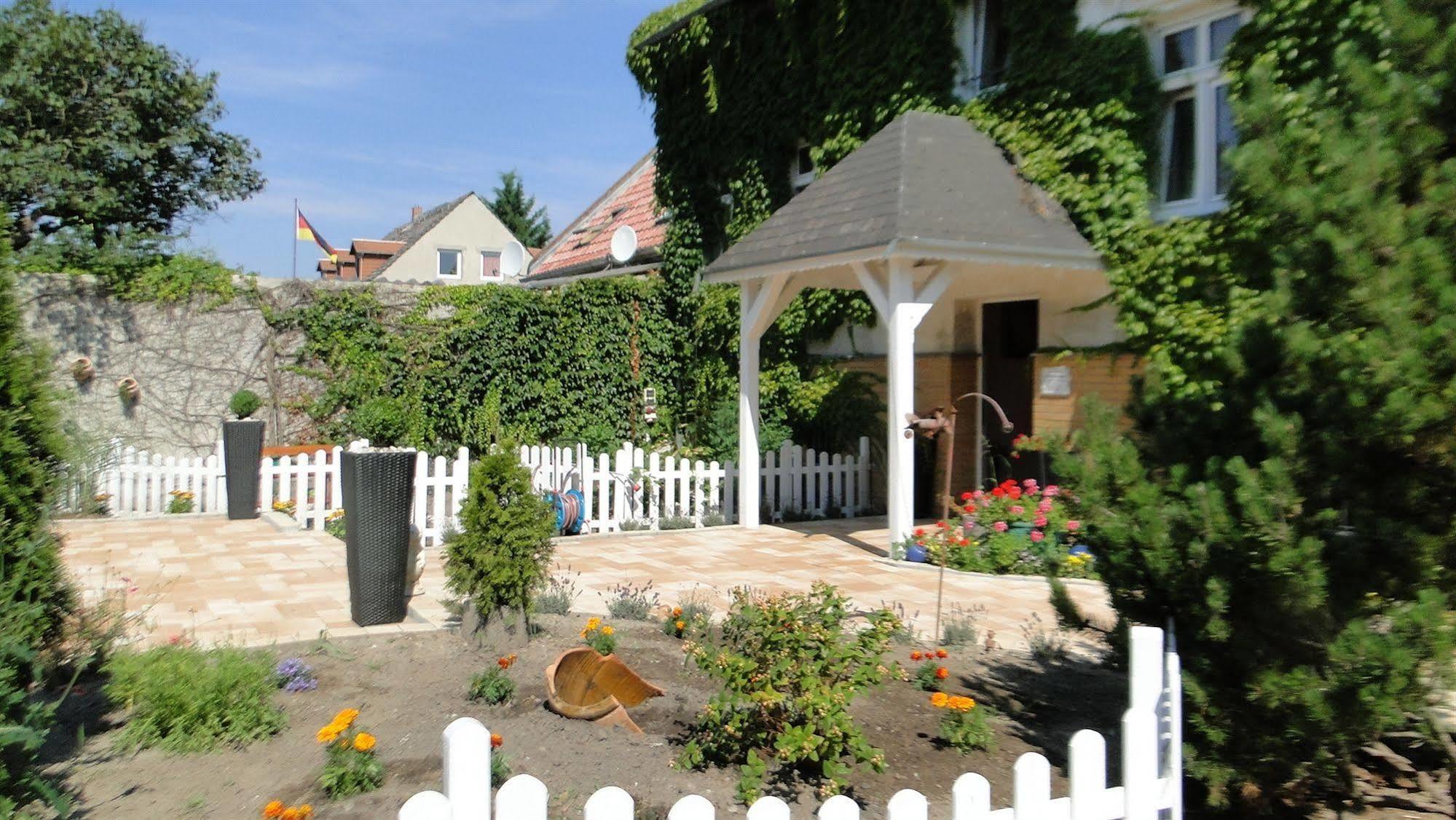 Hotel Dallgow Exterior photo